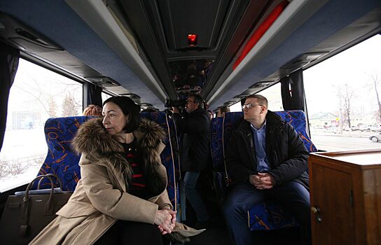 Текслер и Котова отправились на осмотр Челябинска в автобусе СМИ