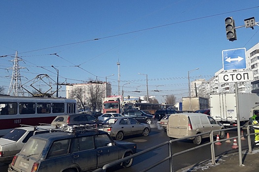 «Стоим как проклятые»: на пересечении Московского шоссе и Ново-Вокзальной отключили светофор