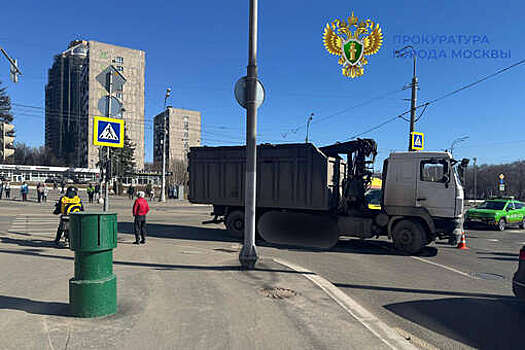 В Москве грузовик врезался в 10-летнего ребенка, движение в районе ДТП перекрыли