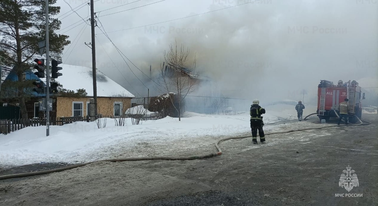 В Новосибирске днём в четверг загорелись два частных дома