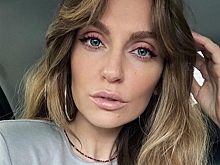 Савельева снялась в интерьере роскошной гостиной за занятием йогой