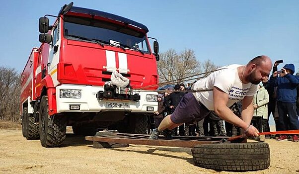 Приморец протащил на себе пожарный КамАЗ