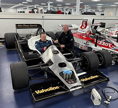 Зак Браун прошёл подгонку сиденья в… Lotus и Williams