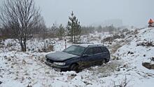 В Шабалинском районе Peugeot вылетел в овраг на трассе: пассажир иномарки получила травмы