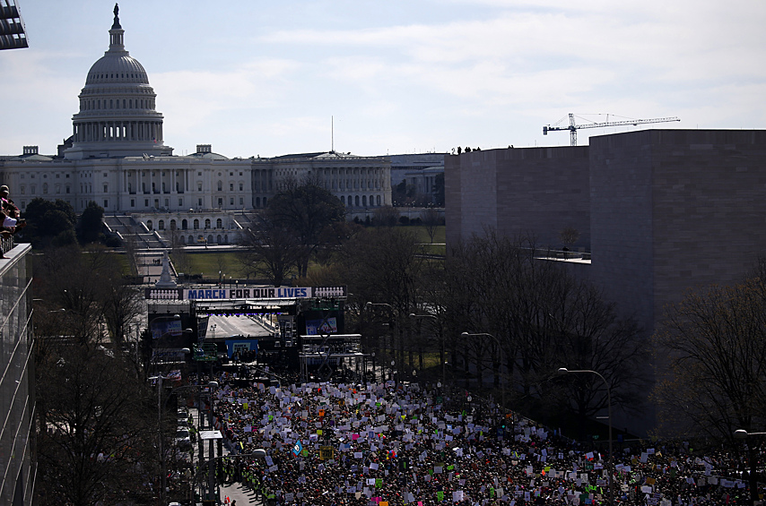 Самый грандиозный «Марш за наши жизни» собрал в Вашингтоне более полумиллиона человек. В основном это школьники, их родители, преподаватели и активисты общественных организаций.