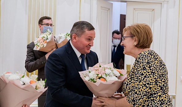 Бочаров поздравил волгоградок и восхитился их способностью все успевать