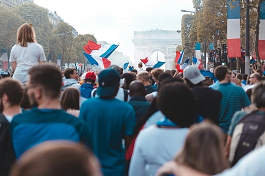Во Франции призвали объединиться против Макрона ради спасения от войны