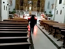 В Испании водитель внедорожника Jeep протаранил двери церкви и доехал до алтаря, считая, что одержим дьяволом (ВИДЕО)
