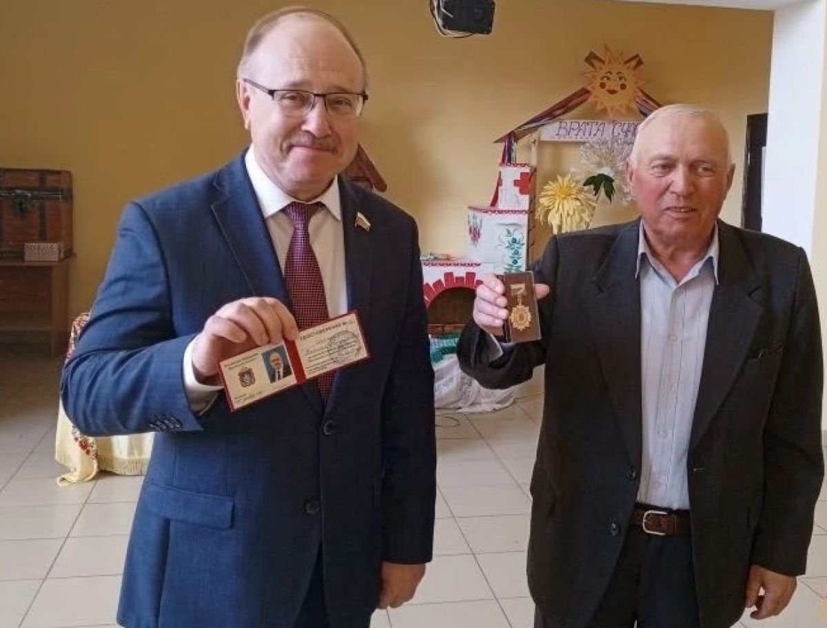 В орловской глубинке сенатора Иконникова наградили званием Почетного гражданина