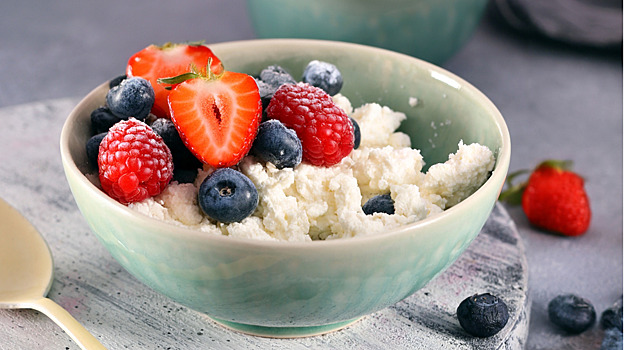 Творог с фруктами и орехами назвали лучшим вечерним перекусом для похудения