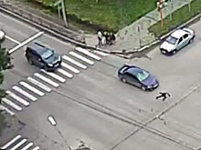 Красноярский «терминатор» перебежал дорогу после мощного удара автомобиля