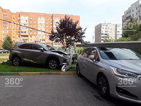 Автолюбительница снесла столб на детской площадке и расплющила чужую машину