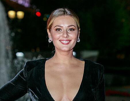 «Муж невидимка»: Мария Кожевникова в брюках клеш и жакете без рукавов пришла на премьеру