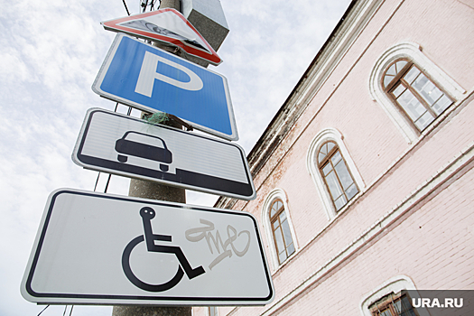 Тюменцы засняли акт вандализма в городском сквере