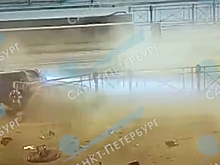 В Петербурге водитель BMW сбил женщину и снес ограждение