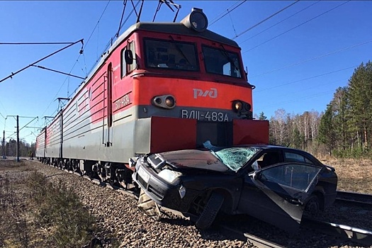 Поезд расплющил иномарку на переезде в Екатеринбурге