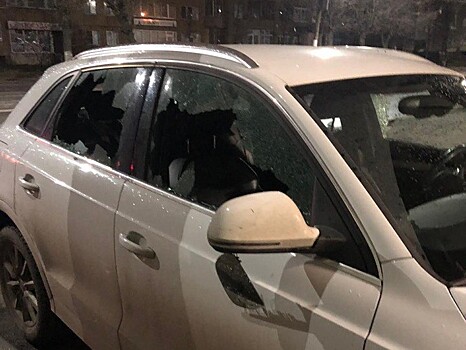 Полиция изучает записи камер видеонаблюдения и устанавливает лица, которые разбили стекла в машине тверского артиста