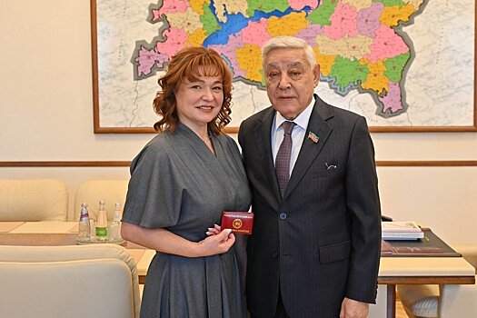 Мухаметшин вручил Светлане Захаровой удостоверение Уполномоченного по правам ребенка