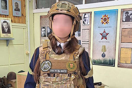 В школе Костомукши детей одели в бронежилеты с нашивкой "Груз 200 мы вместе"