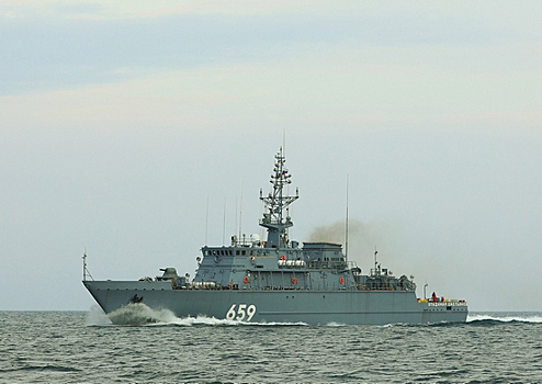 Корабль противоминной обороны «Владимир Емельянов» и спасательное буксирное судно «Сергей Балк» Черноморского флота проходят проливы Босфор и Дарданеллы