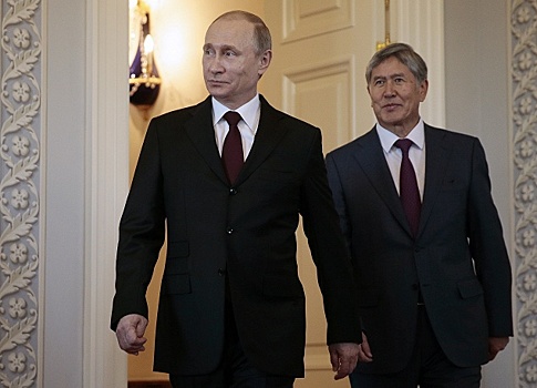 Президент России Владимир Путин и президент Киргизии Алмазбек Атамбаев во время встречи в Константиновском дворце, 16 марта 2015 года