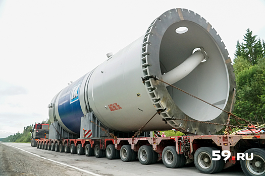 На прикамской трассе автопоезд с гигантскими баками оборвал провод ЛЭП