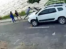 Пешеход «помог» мотоциклисткам и чуть не утопил байк в реке - видео
