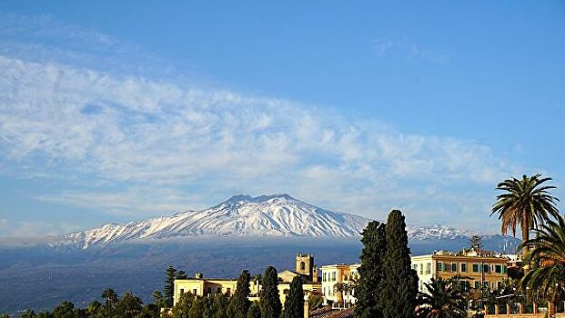 Вулкан Этна на Сицилии выбросил пепел на высоту 4,5 км