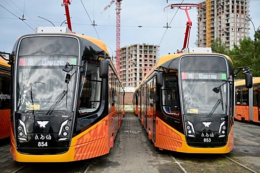 Денис Паслер и Алексей Орлов презентовали новые трехсекционные трамваи в Екатеринбурге