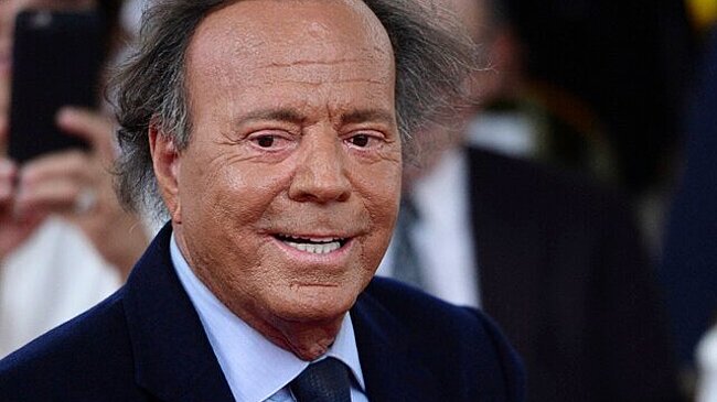 Певец Хулио Иглесиас отверг обвинения в домогательствах