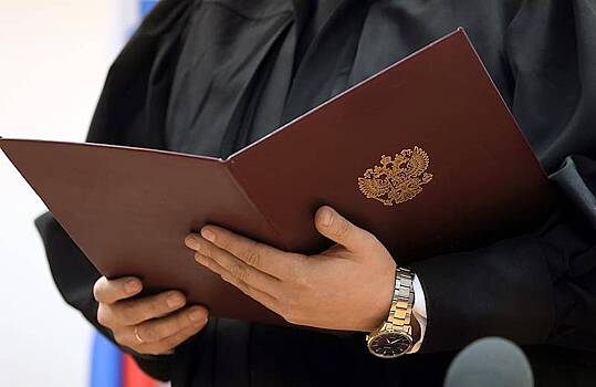 Под Москвой подростки поднимали правые руки вверх на территории лицея и поплатились