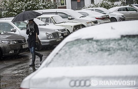 Москвичам напомнили правила вождения в условиях снегопада
