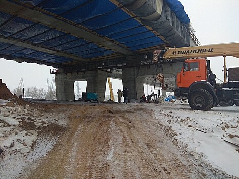 На Фрунзенском мосту бетонируют очередную плиту проезжей части