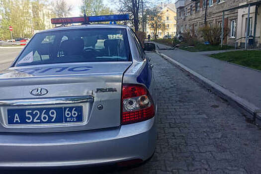 В Свердловской области автомобиль врезался в здание ГИБДД