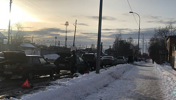 Больше десятка машин пострадали из-за огромной ямы в Петрозаводске