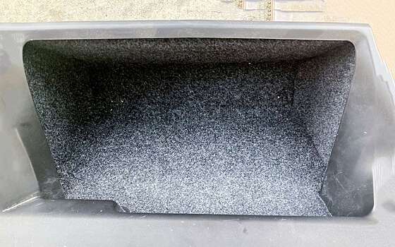 В автомобиле станет тише: как избавиться от шумного бардачка