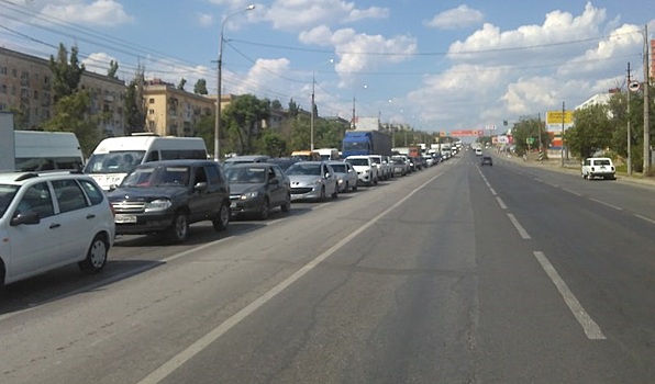 Пятикилометровая пробка образовалась на Второй Продольной из-за аварии