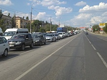 Пятикилометровая пробка образовалась на Второй Продольной из-за аварии