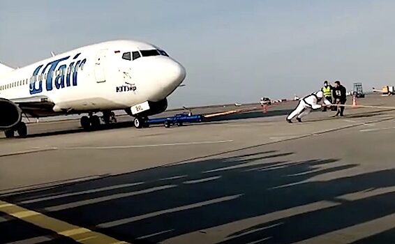 Самый сильный человек России протянул 36-тонный самолет на 25 метров
