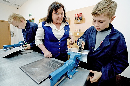 В школах не будет строгого разделения уроков труда для мальчиков и девочек