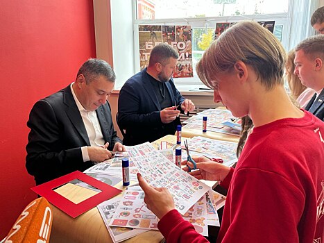 Курские чиновники сделали фоторамки вместе с активистами Движения Первых