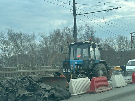 Работы на мосту через Волгу продолжаются: чем там занимаются 30 человек