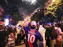 Машина сбила людей возле Елисейских Полей во время празднования победы «ПСЖ», трое госпитализированы. В Париже арестованы 43 человека после матча ЛЧ