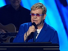 «Мой самолет ждет!»: Элтон Джон устроил истерику за кулисами Зала славы рок-н-ролла