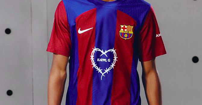 «Барса» показала форму на матч с «Реалом» – с лого певицы Karol G в виде сердца из шипов