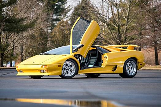 Названы пять легендарных V12-суперкаров из 90-х