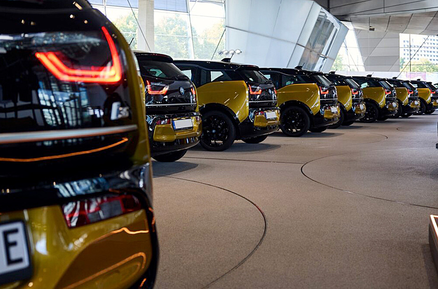 Приобрести спецверсию не удастся: все 18 экземпляров достались мюнхенской каршеринговой фирме. Кузова окрашены в золотистый цвет Galvanic Gold, контрастирующий с чёрными глянцевыми колёсными дисками, капотом, крышей и задней дверью