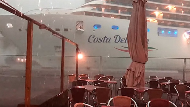 Круизный лайнер едва не снес кафе на набережной во время шторма в Венеции: видео