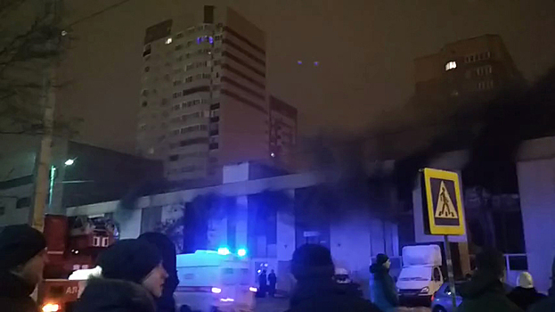 Многоуровневый паркинг с машинами горит в Москве