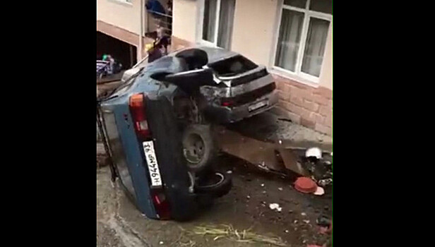 Автомобиль "запрыгнул" на балкон жилого дома в Сочи